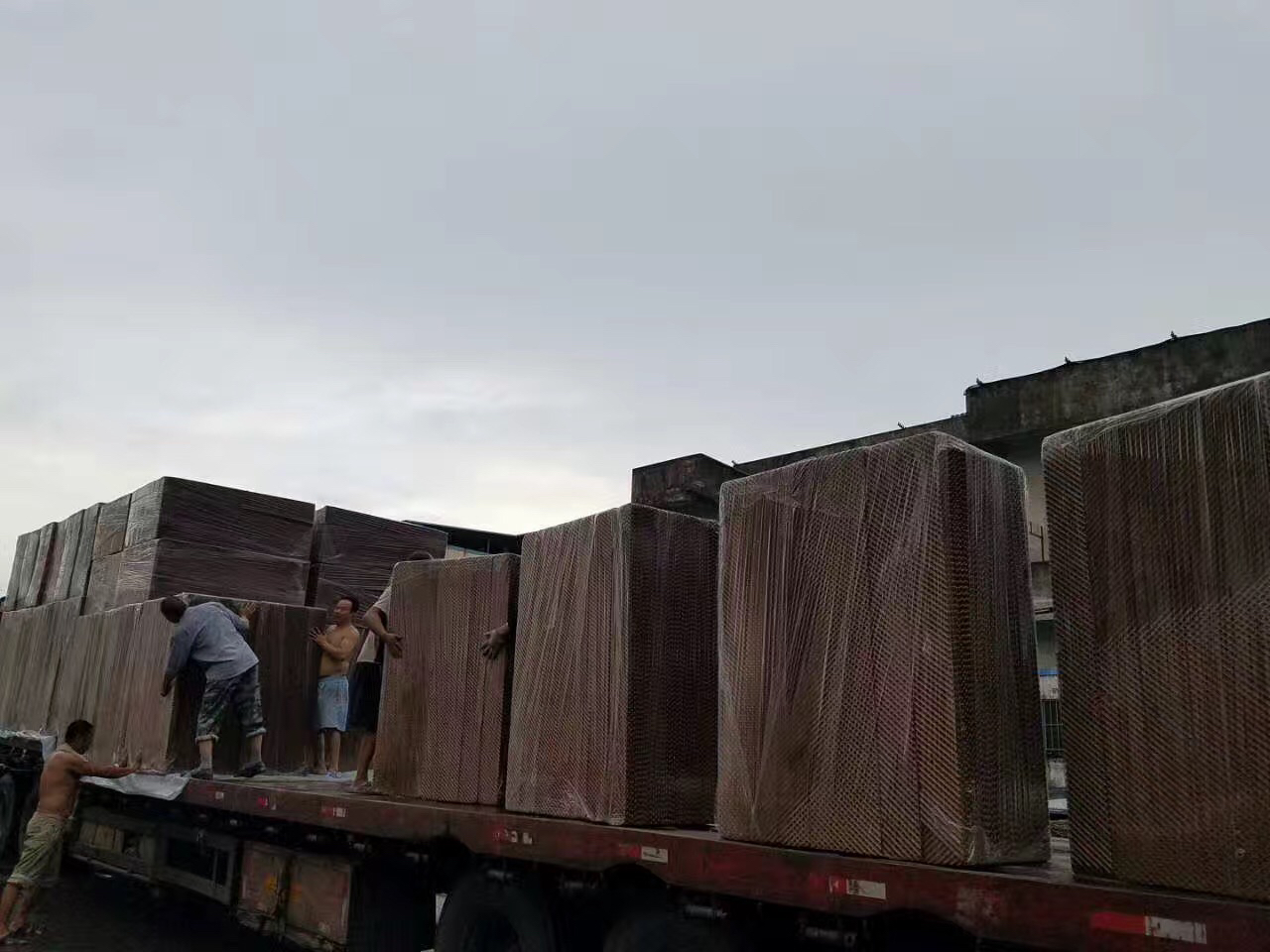 水簾降溫工程項目關鍵是在溫簾紙內(nèi)進行的