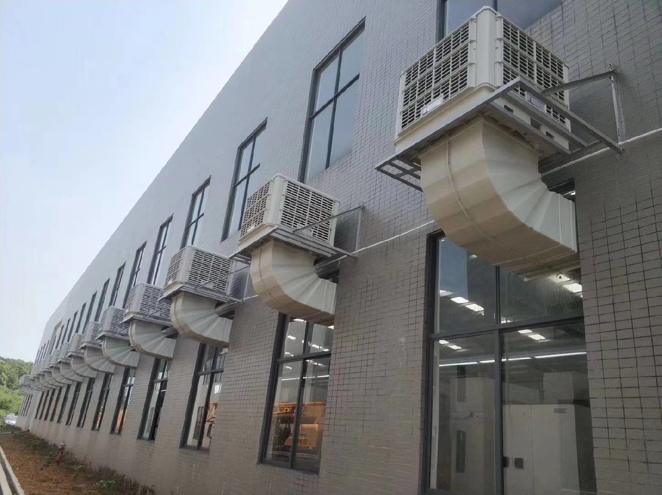 湛江某鋼鐵廠安裝環(huán)?？照{(diào)進行降溫
