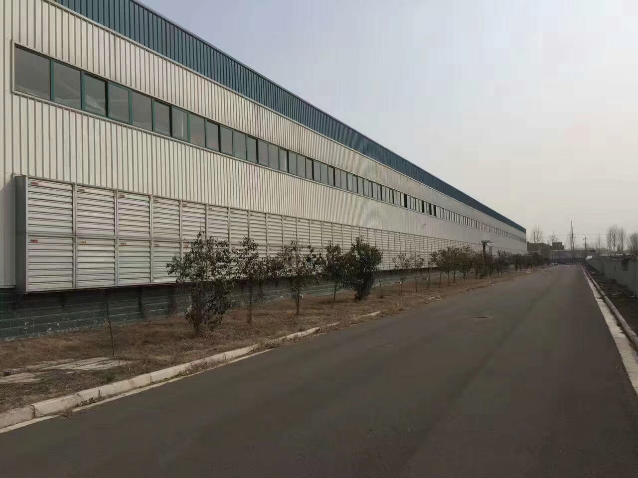 汕頭某鑄件廠墻上安裝負壓風機換氣