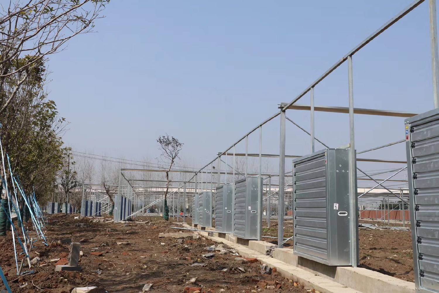 南寧某水果種植園內(nèi)搭建負(fù)壓風(fēng)機(jī)